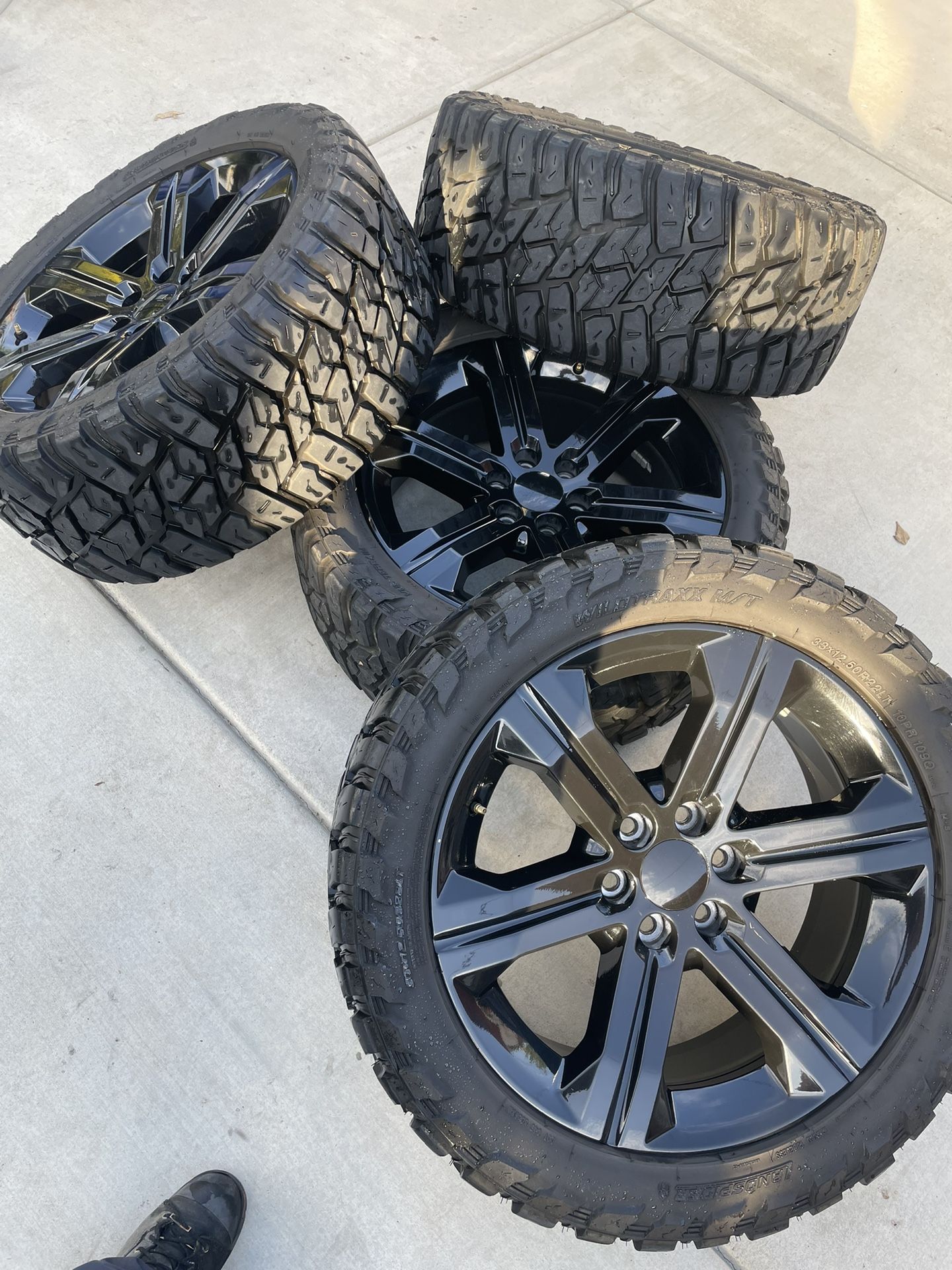 Wheel And Tires 33x12.50r22lt