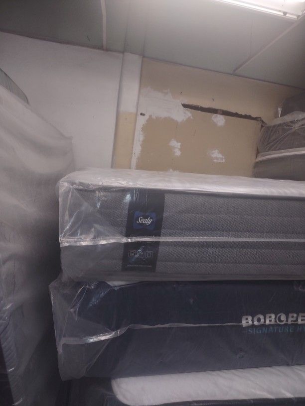 🥳🥳🥳 $399 Queen Sealy Posturphedic 12 Inch Height Firm Mattress $399 🥳🥳🥳