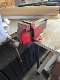 Red Cast Iron Bench Vise