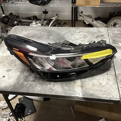 2023 Ford Escape Right Headlight 