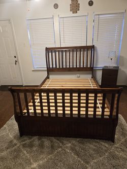 Full Size Bed With Side Drawer And Lamp 