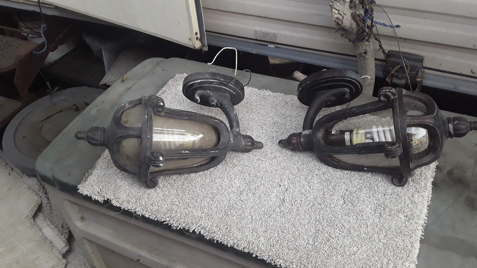 Out door lights in great working shape.