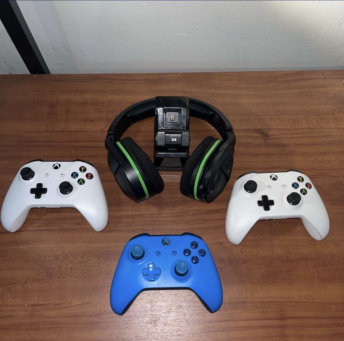 Xbox One S Controllers / Wireless Turtle Beach Headset With Original Charger / Xbox One S Controller Changer Stand With Rechargeable Battery 