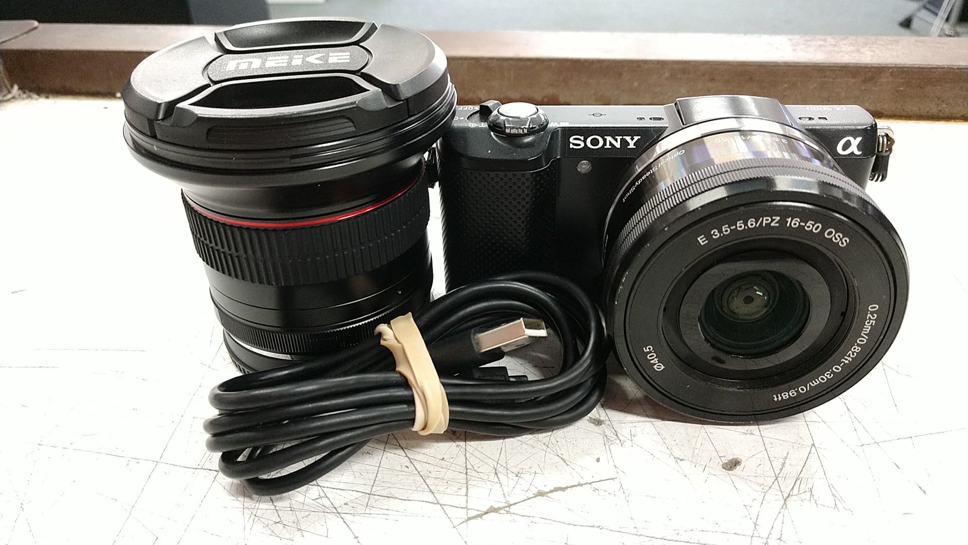 Sony α5000 Alpha 5000 Digital SLR Camera Mirror less w/ 2 Lenses Excellent Condition