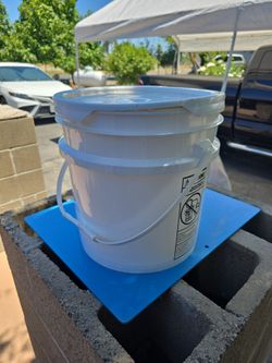 Food grade 4.25 gallon buckets with lids