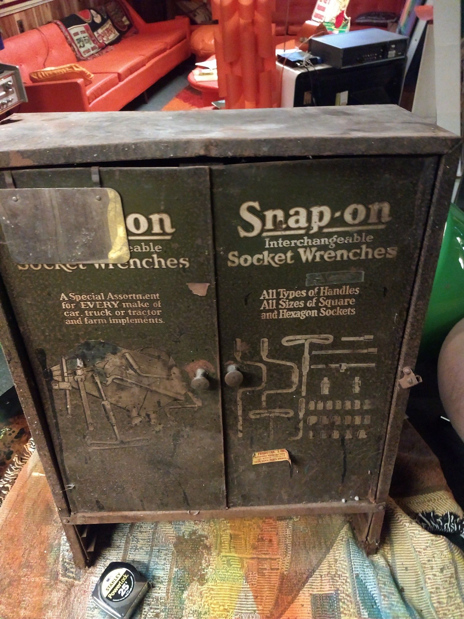 Vintag UNIQUE Snap On Tools Wall Hanging 1930s cabinet