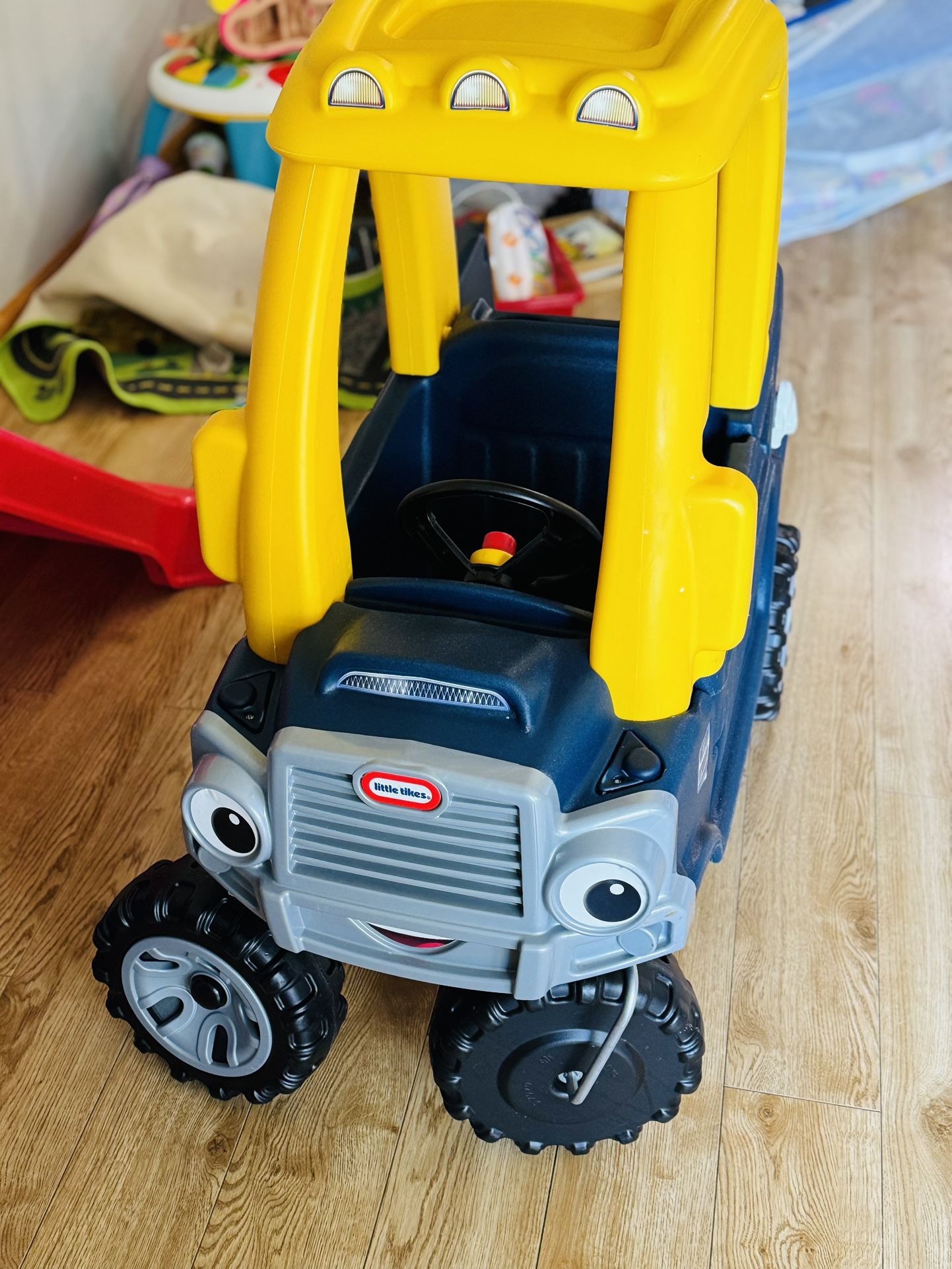 **************FREE******************* Kids Car With Free Bag Of Assorted Toys Kids Ages 3-6