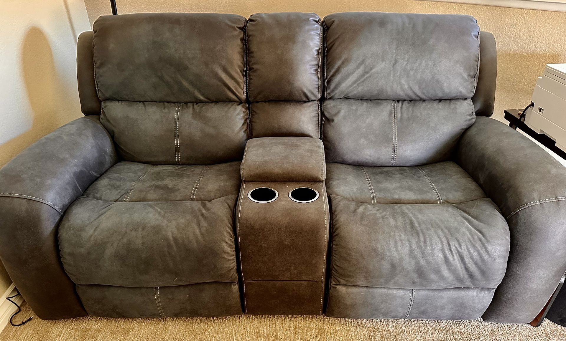 Living Spaces Deegan Power Reclining Loveseat – Charcoal