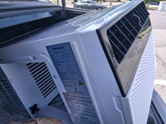 Air conditioner window unti 9/10 condition. come get it now
