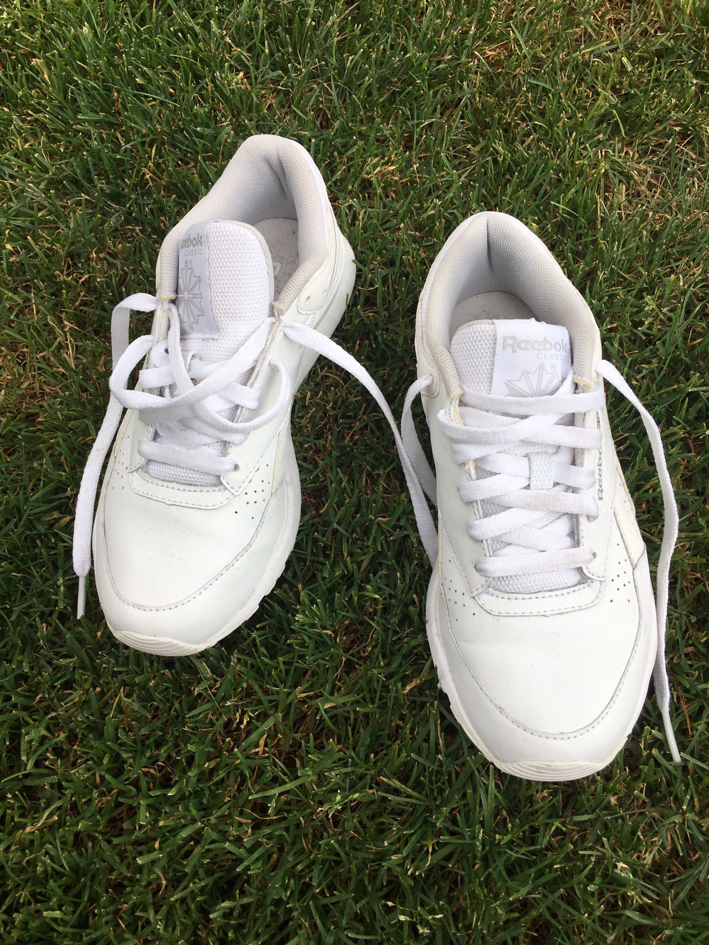 Reebok tennis shoe size 6