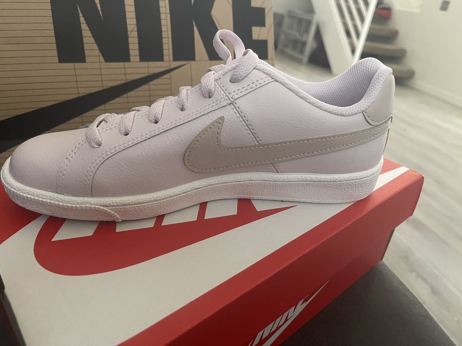NEW NIKE WOMENS SHOES COURT ROYALE SIZE 7.5. LIGHT ROSE