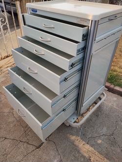 Medical cart, by (Armstrong) good condition comes with key. I can deliver for extra.