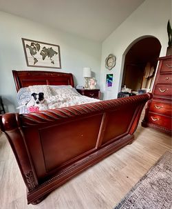Traditional Cherry Wood Sleigh Bed Bedroom Set