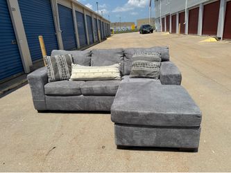 DELIVERY AVAILABLE 🚛🚚🚛 Super nice 2 piece reversible sectional
