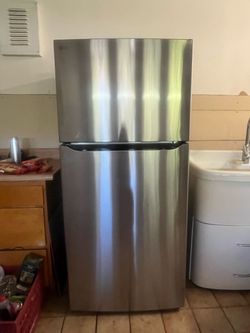 LG Stainless Steel Top-Freezer Refrigerator