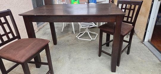 Mesa alta  de madera con 4 sillas.