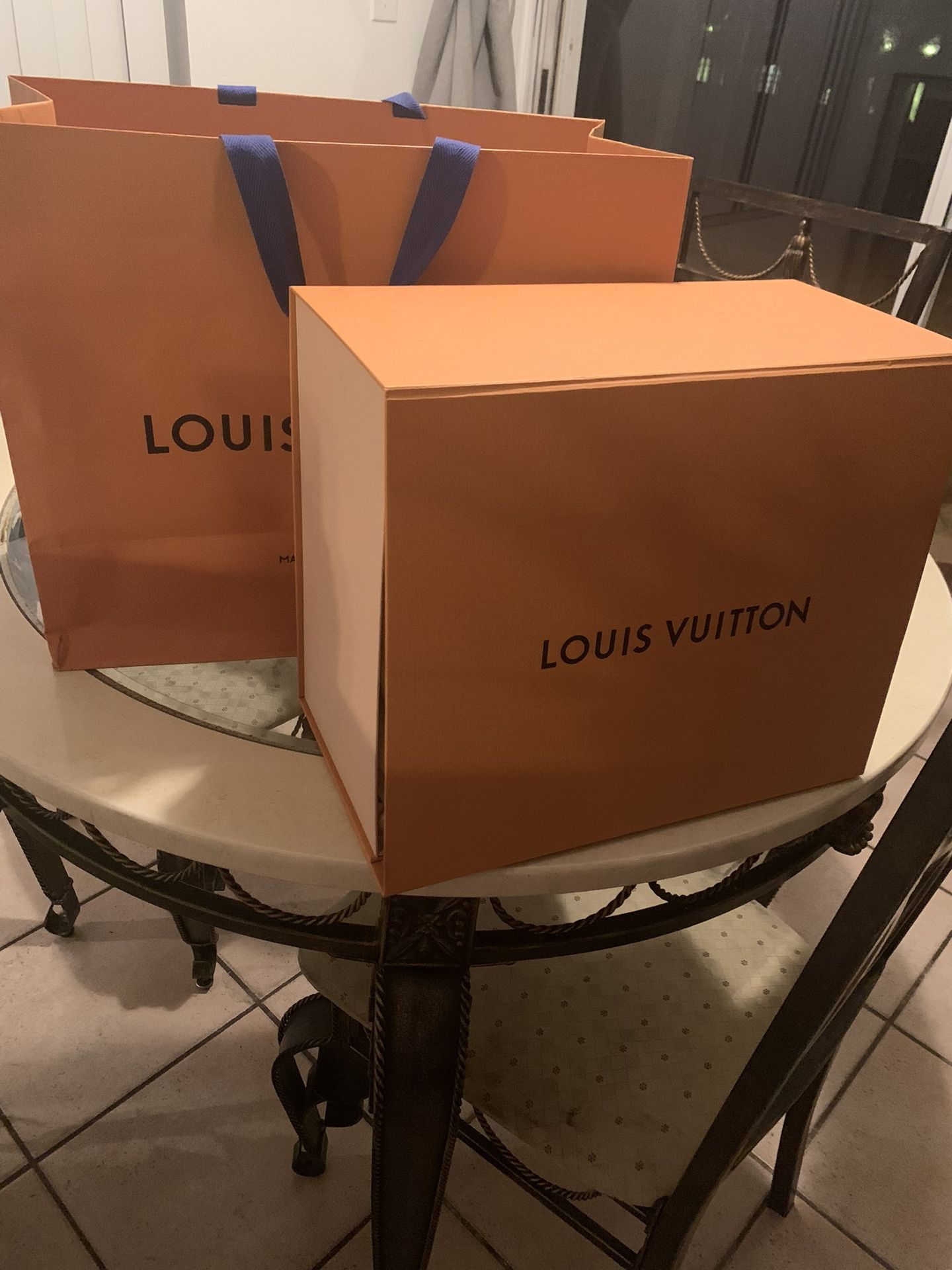 Louis Vuitton Cabas OnTheGo MM Khaki colour for Sale in Miami, FL - OfferUp