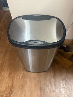 Motion actived trash can
