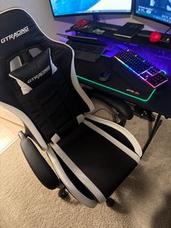 Complete dual monitor gaming setup