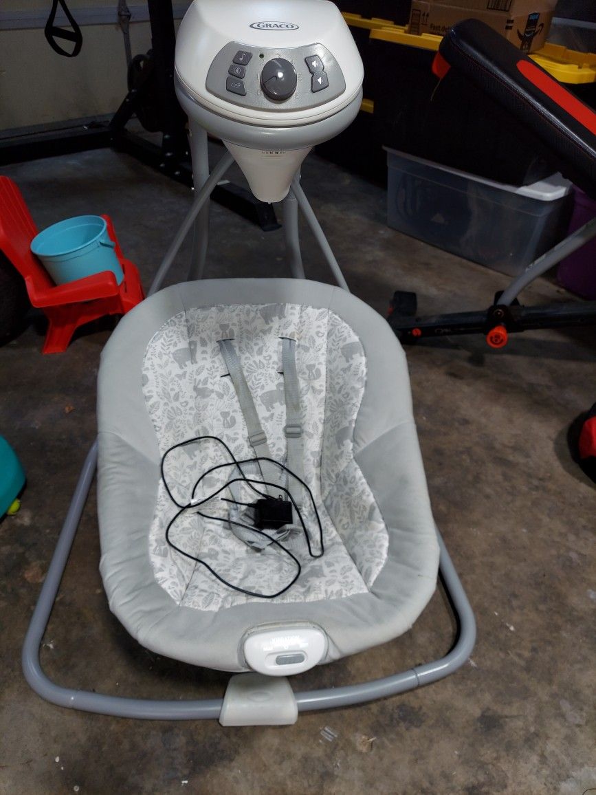 Graco Baby Swing, plug or battery operated, missing mobile part but still works.