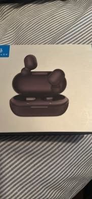 Wireless Bluetooth earbuds