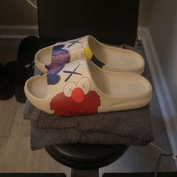 Elmo Yeezy Slides Size 9 for Sale in Belvedere SC OfferUp