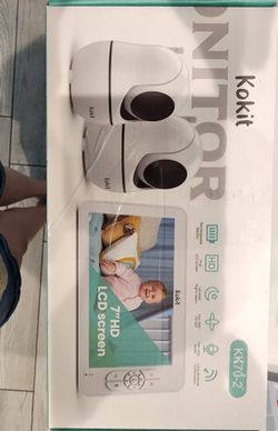 Dual baby monitor with split screen for twins