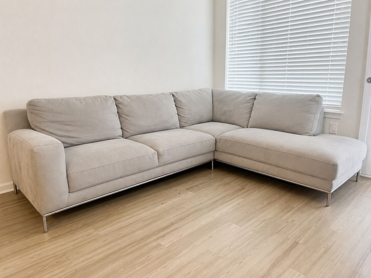 Kuka Wynn Light Gray Microfiber Right Chaise Sectional Sofa