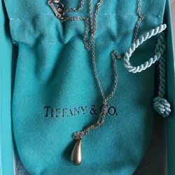 Tiffany
https://offerup.com/redirect/?o=aHR0cHM6Ly93d3cudGlmZmFueS5jb20=
Elsa Peretti® Teardrop pendant in sterling silver.