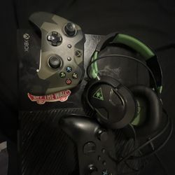 Xbox One Two Controllers (headset)