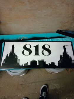 818