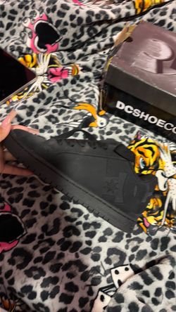 all black DC shoes