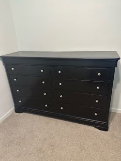 Stanley Furniture 8-Drawer Dresser with Felt-Lined Jewelry Drawers
