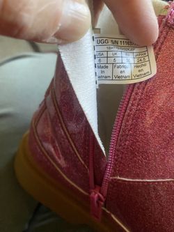 Big Kid Size 6 (Women’s Size 8) Pink, Sparkly Uggs