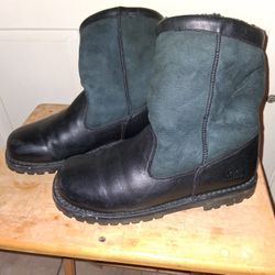 Size 11 men's BOOTS.UGG S/N 5106