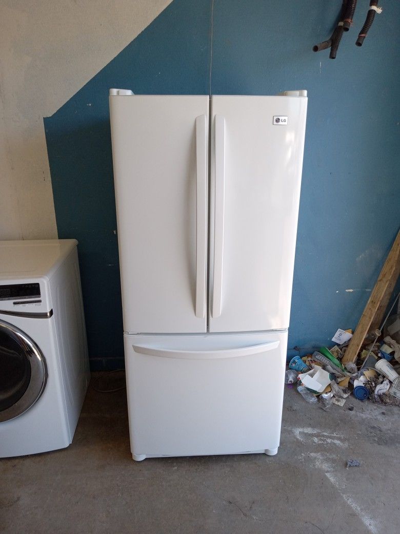 LG 18 Cubic Foot Bottom Freezer Pull Out With Ice Maker Comes With Free Delivery Vancouver Area A Complete 30 Day Warranty