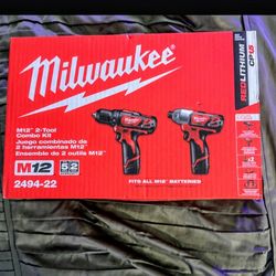 Milwaukee M12 2-Tool Combo Kit Includes Everything in Picture #5 (New Ítem Never Been Open) Asking $85 Firm on The Price 