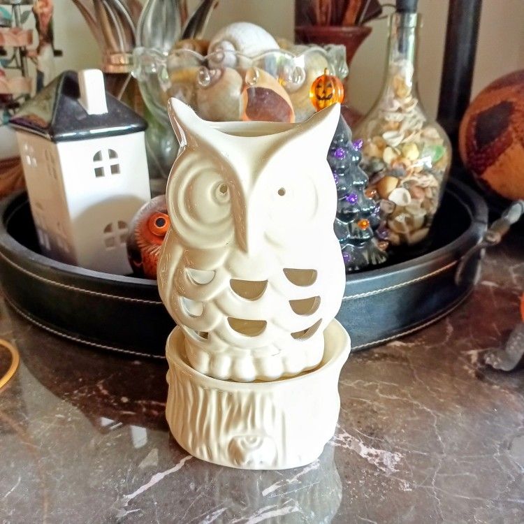 Yankle Candle white 2 piece owl candle holder & scented oil diffuser