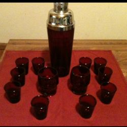 Art Deco 1920’s - 1930’s Ruby Red Cocktail Shaker and Glassesr