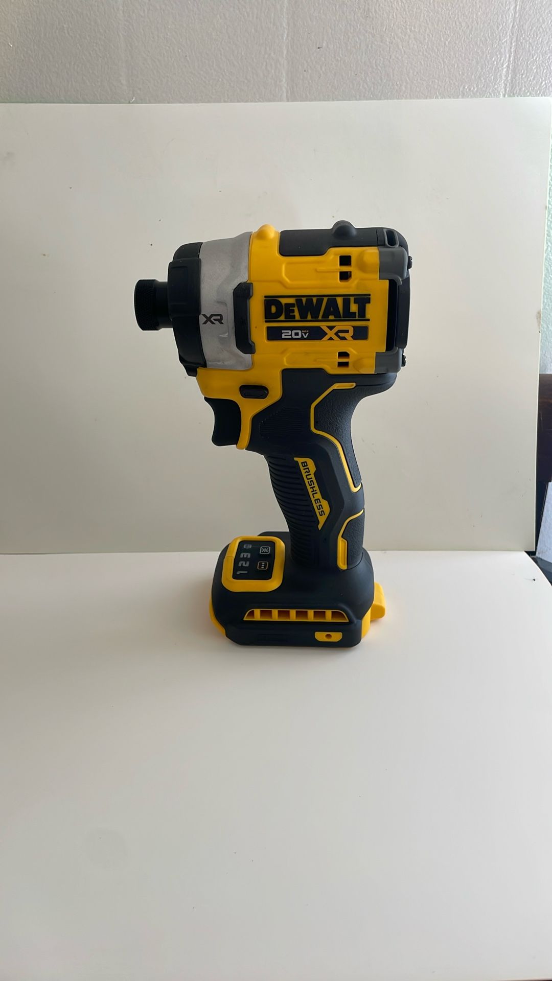 20V MAX* XR® 1/4 IN. 3-SPEED BRUSHLESS HIGH TORQUE IMPACT DRIVER (TOOL ONLY)