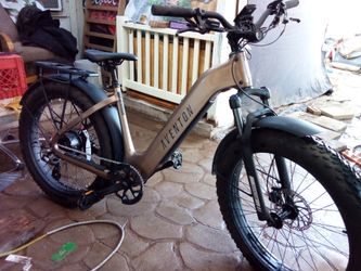 Aventon  Aventure java 2026 
This e bike is perfect in every way has all factory options with only 15 hrs 187 miles all road and canal * Additional Ta