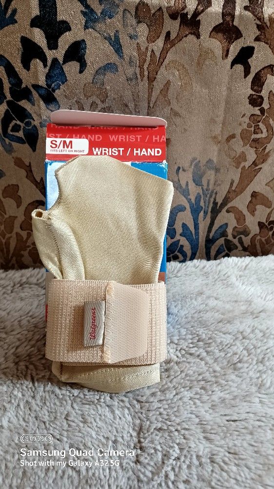 Free Small Universal Hand Support Glove