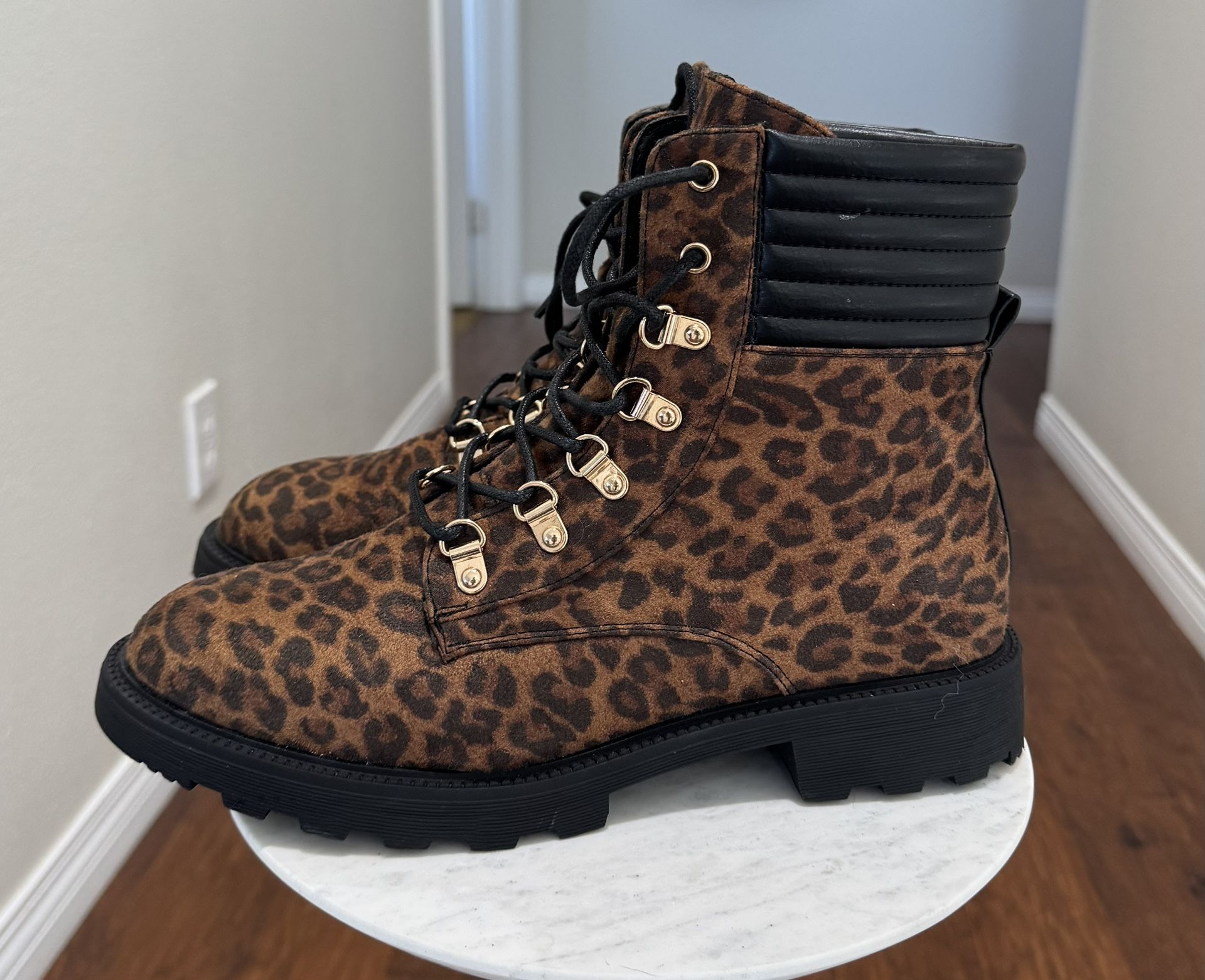 Suede Leopard Print Lace-Up Ankle Boots. Size 8.5