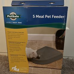 NIB Pet Safe 5 Meal pet Feeder