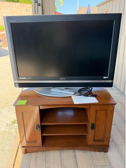 Beautiful Sony Tv 📺 and  tv stand . 40”
