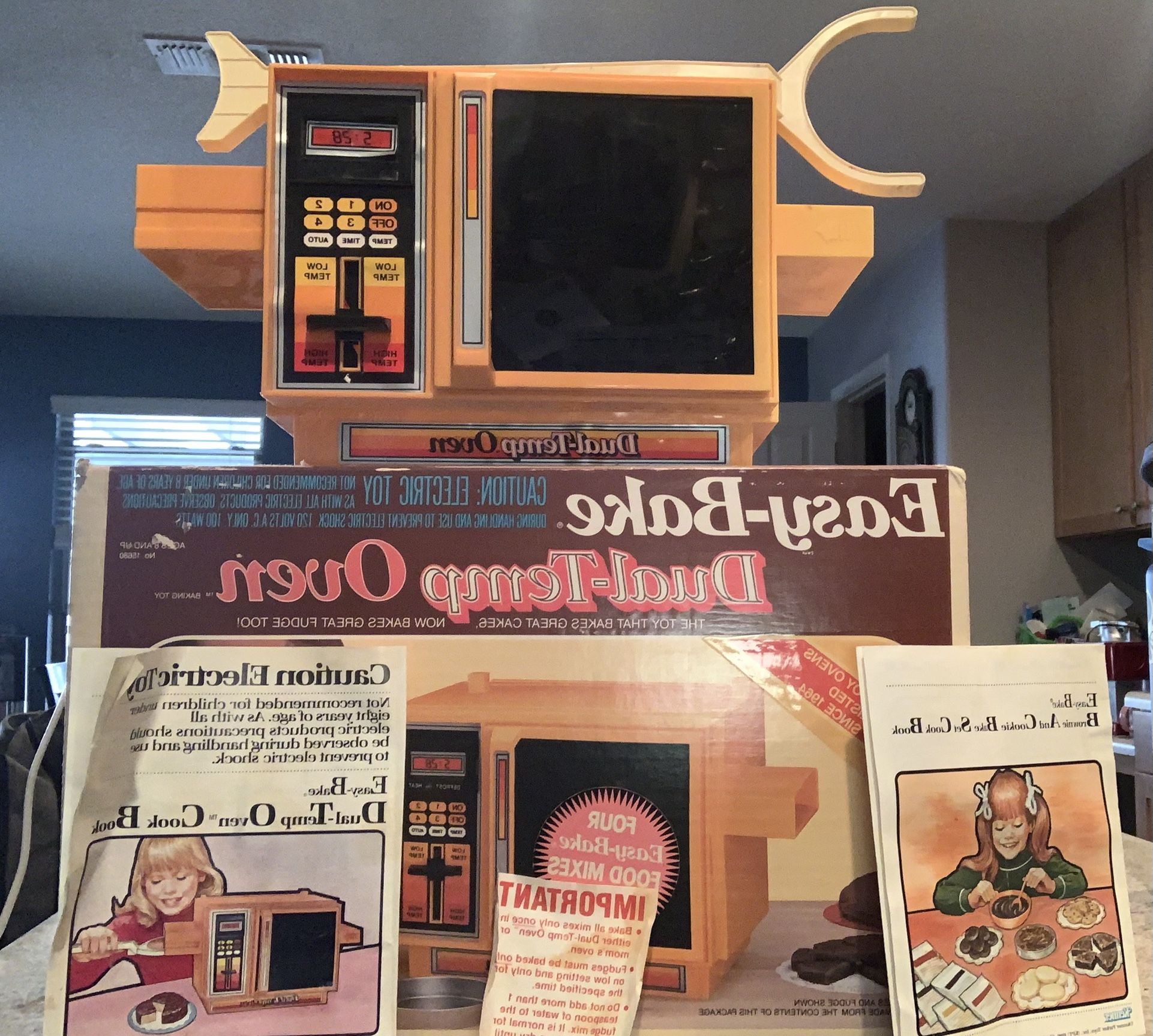 Vintage 1983 Easy Bake Oven. Kenner. Rare, Dual Temperature Oven 15680 Rare