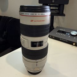 Canon 70-200mm f/2.8 Professional telephoto zoom lens