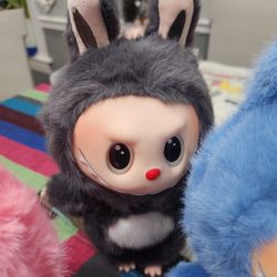 LABUBUS MEDIUM SIZE ON 4 DIFERENT COLORS 