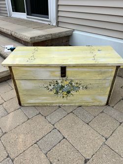 LARGE SHABBY CHIC TRUNK