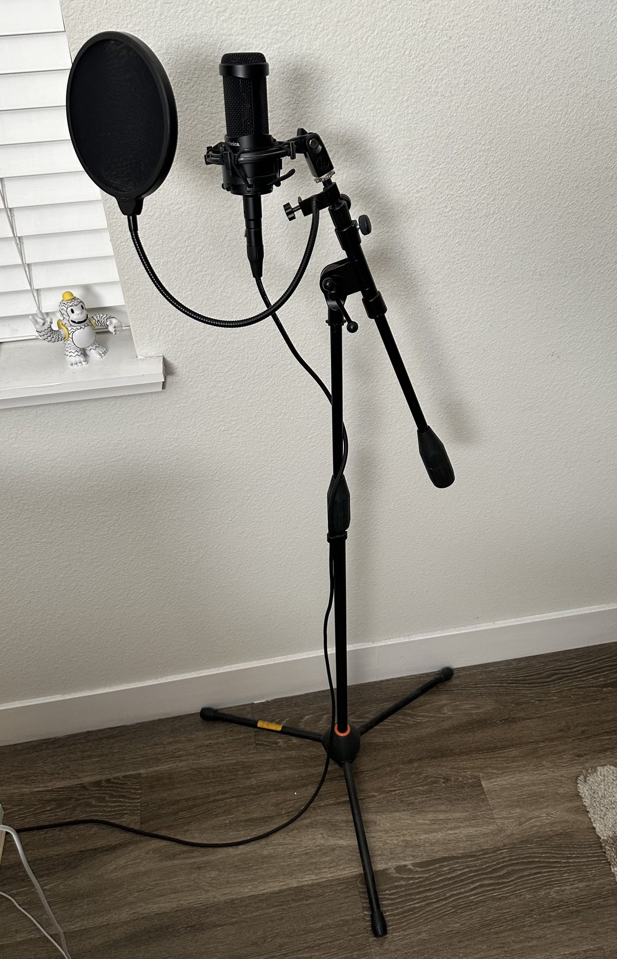 Audi Technica AT-2035 With Pop Filter And Stand